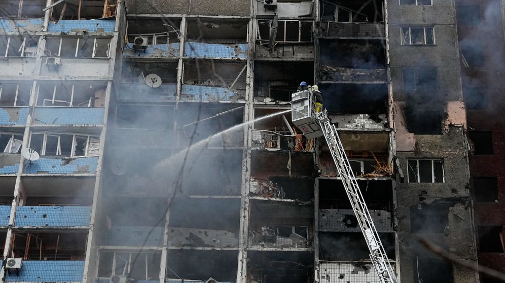 AP Photo/Efrem Lukatsky رجال الإطفاء يعملون على إخماد حريق في مبنى سكني بعد هجوم روسي في كييف، أوكرانيا، أرشيف