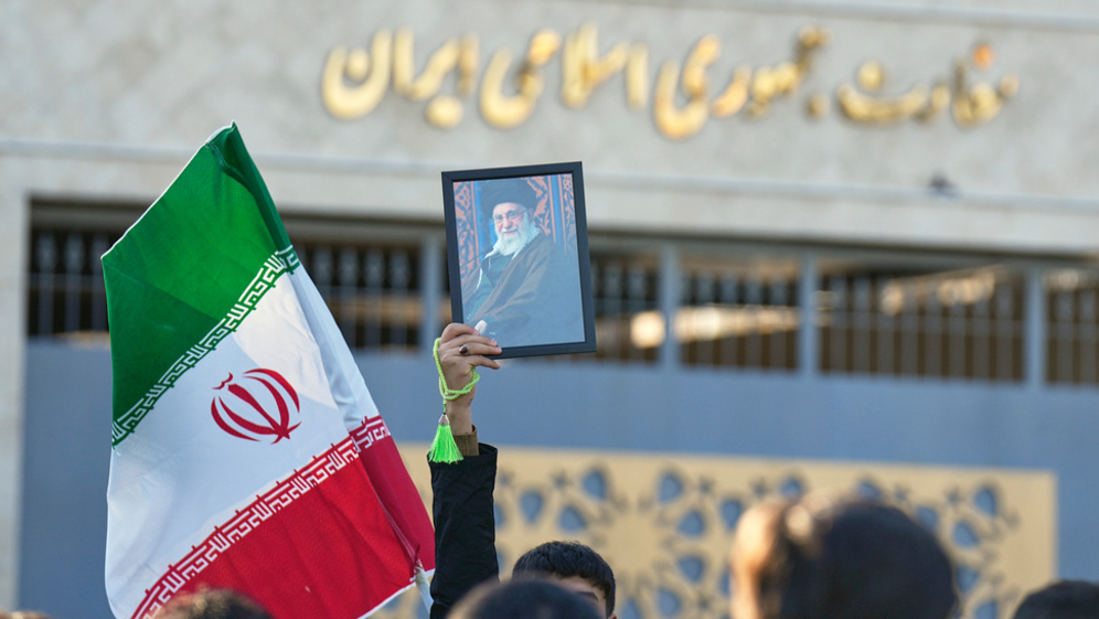 דגל איראן במחאה במדינה, לצד תמונתו של עלי חמינאי