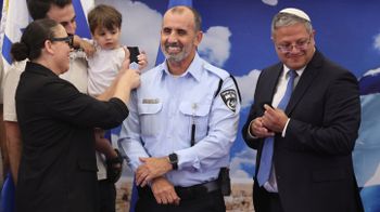 المفوض الجديد للشرطة الإسرائيلية داني ليفي في حفل أقيم على شرفه في وزارة الأمن القومي في القدس، بحضور وزير الأمن القومي إيتمار بن جفير