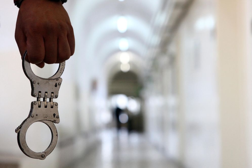 Illustration of handcuffs at the Jerusalem Magistrates Court. Nov 07 2010 . menotes