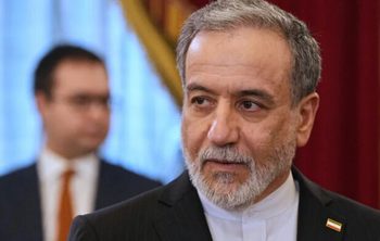 Le ministre iranien des Affaires étrangères Abbas Araghchi arrive pour participer à des entretiens avec le président russe Vladimir Putin à la bibliothèque présidentielle Boris Eltsine, à Saint-Pétersbourg, en Russie, le 27 avril 2026.