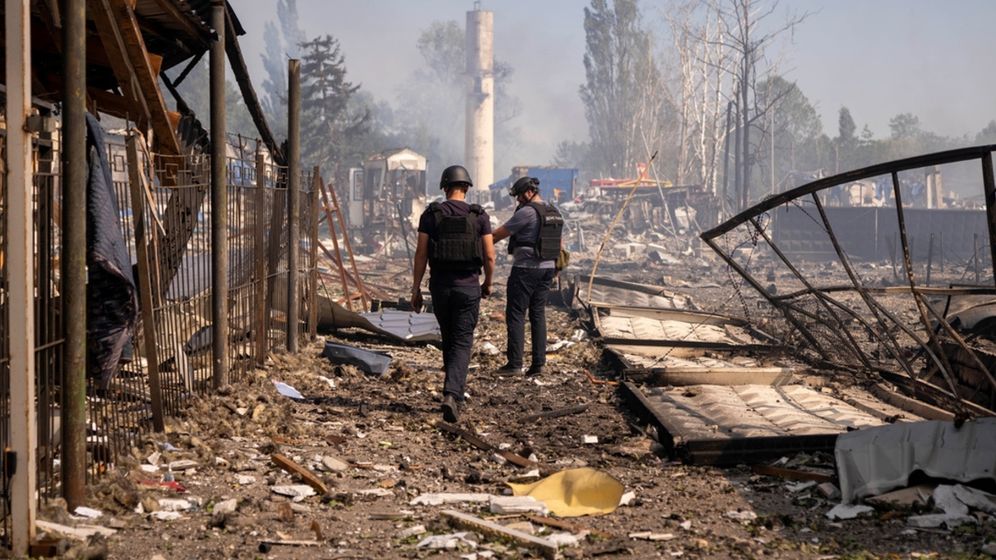 צילום: AP/דן בשאקוב שוטרים סוקרים את האזור לאחר שתקיפה רוסית פגעה במחסן ולאחר מכן אירעה פיצוץ בכפר מילה, מחוז קייב, אוקראינה, ביום שבת, 29 באוגוסט 2026