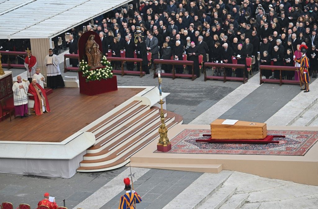 Début Des Obsèques De Benoît Xvi Place Saint Pierre I24news 