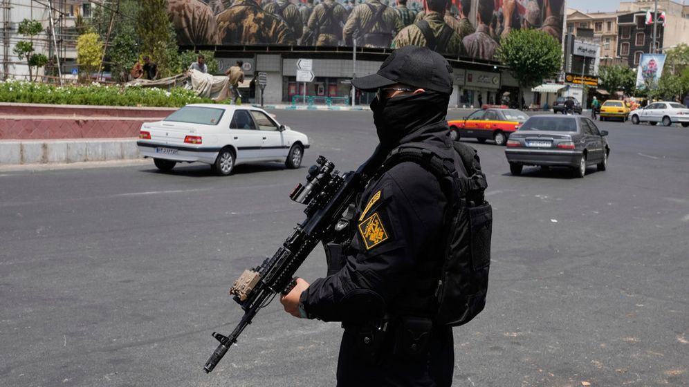 איש משמרות המהפכה בטהרן, ארכיון