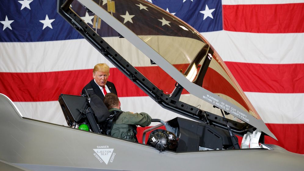 دونالد ترامب بجوار طائرة إف-35 تابعة للجيش الأمريكي، أرشيف