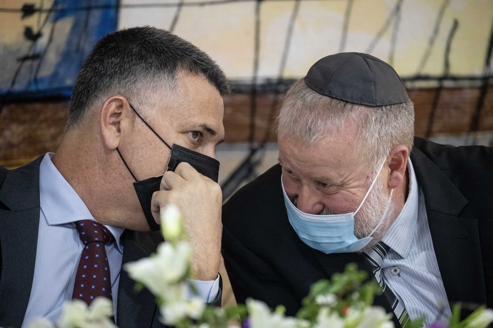 Le ministre israélien de la Justice Gideon Saar et le procureur général Avichai Mandelblit au ministère de la Justice à Jérusalem, le 28 juin 2021