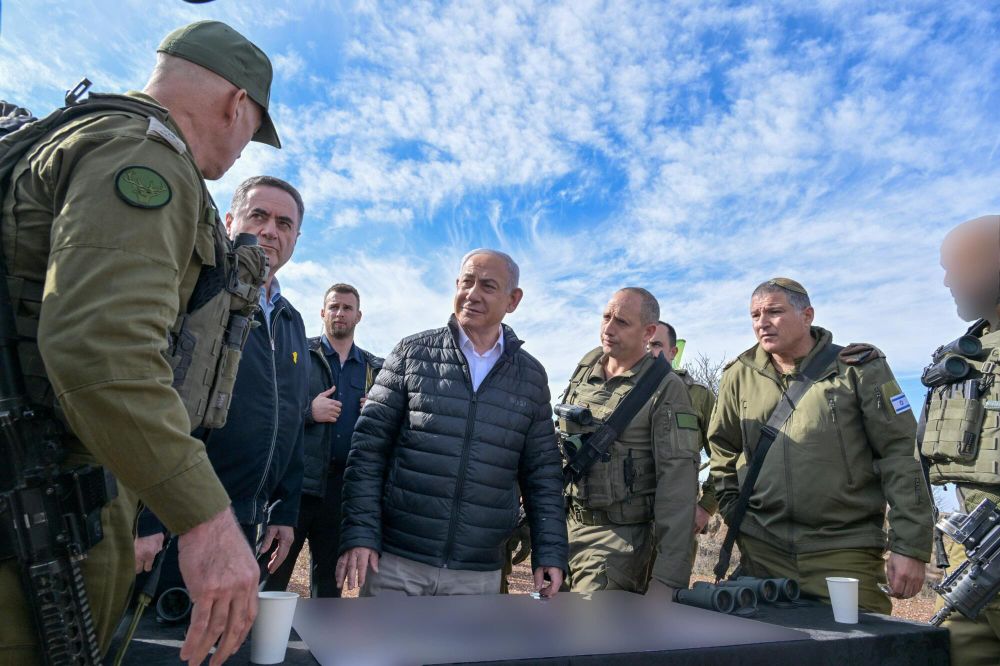 Prime Minister Benjamin Netanyahu with top IDF commanders near the Syrian border