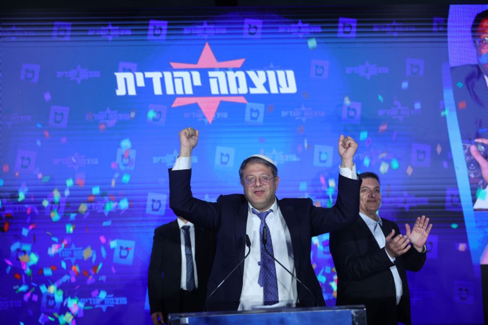 Le chef du parti Otzma Yehudit, Itamar Ben Gvir, s’adresse à ses partisans au siège de campagne du parti à Jérusalem

