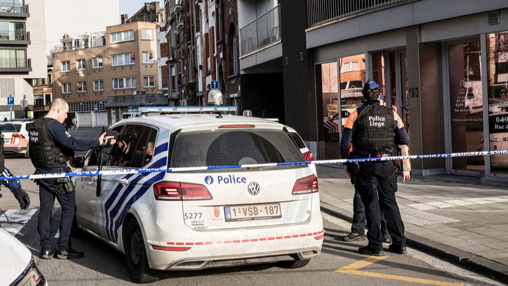 AP Photo/Valentin Bianchi La police sur les lieux de l'explosion près d'une synagogue, à Liège, en Belgique, le 09.03.2026