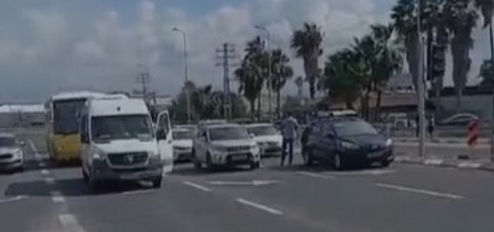 Les voitures à l'arrêt près du carrefour de Masmiya, dans le sud d'Israël, à proximité de la ville de Gedera.