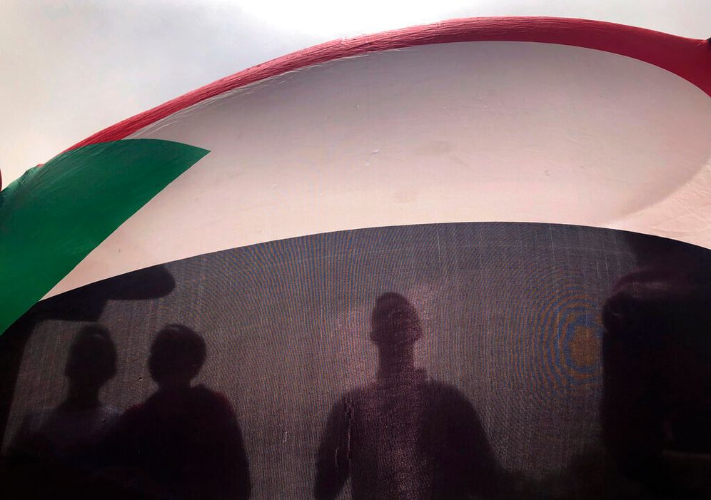 متظاهرون في السودان يرفعون علم السودان - صورة ارشيفية