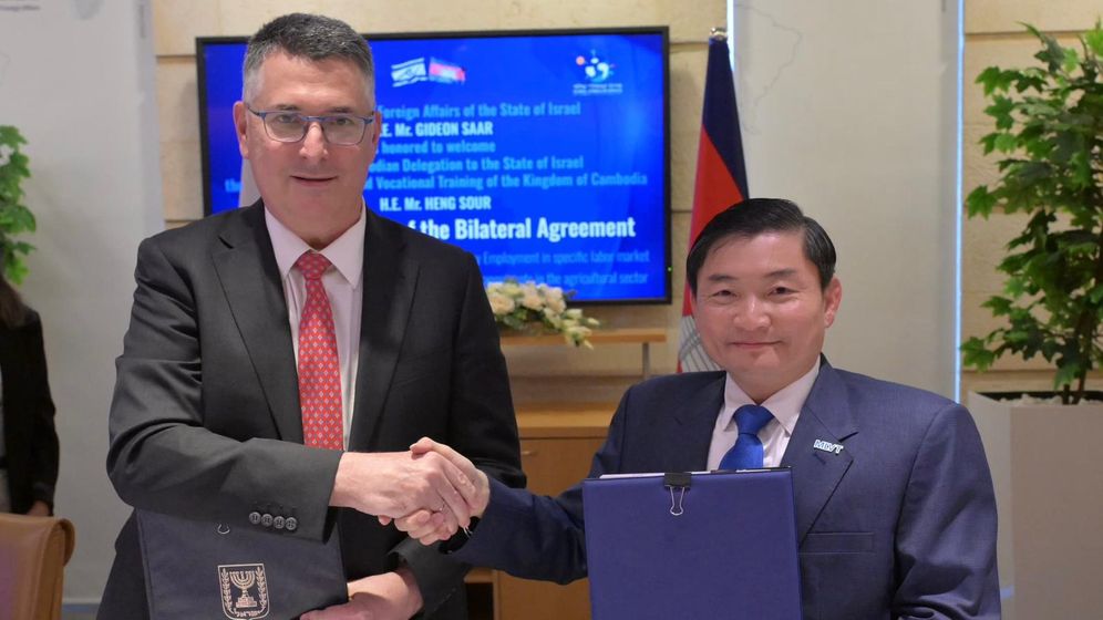 Le ministre israélien des Affaires étrangères, Gideon Sa'ar, et le ministre cambodgien du Travail et de la Formation professionnelle, Heng Sour, à Jérusalem, le 01.12.2025