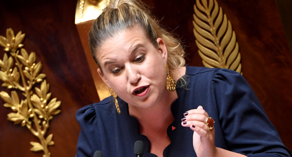 La présidente du groupe parlementaire de gauche La France Insoumise (LFI) à l'Assemblée nationale Mathilde Panot prononce un discours à l'Assemblée nationale à Paris le 6 juillet 2022.