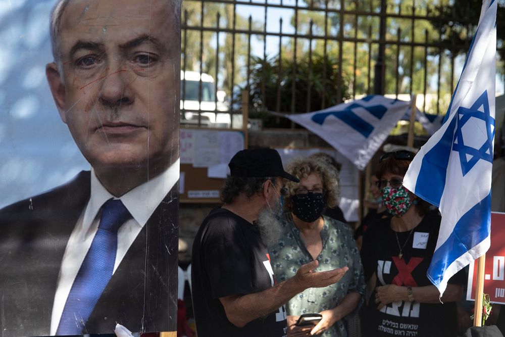 Illustration - Les Israéliens protestent contre la corruption et expriment leur colère face à la situation économique devant la résidence officielle du Premier ministre Benyamin Netanyahou à Jérusalem, le 17 juillet 2020.