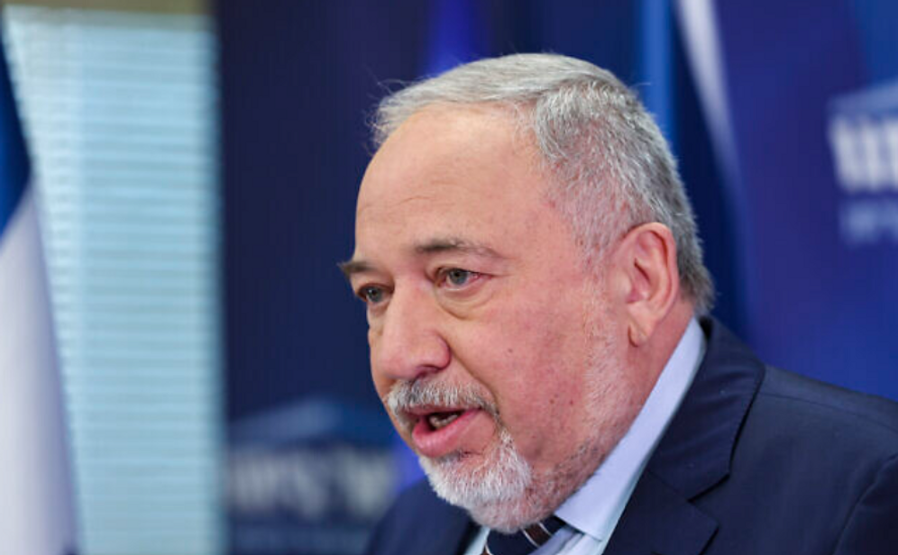 Le président du parti Israël Beiteinu, Avigdor Lieberman, s'exprime lors d'une réunion de faction à la Knesset, le 31 janvier 2022.
