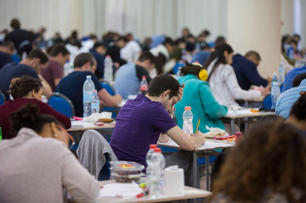 תלמידים במבחן, ארכיון