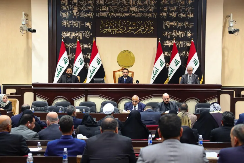 Le Premier ministre intérimaire irakien, Adel Abdul Mahdi et le président du Parlement Mohammed Halbusi, assistent à une session parlementaire concernant l'éviction des troupes américaines à Bagdad, le 5 janvier 2020