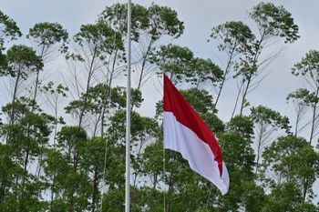 The Indonesian flag is raised during a ceremony at ground zero of Indonesia's future capital in Sepaku, Penajam Paser Utara, East Kalimantan, on August 17, 2022