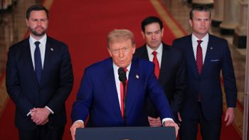 الرئيس الأمريكي دونالد ترامب يُقدّم تقريرًا عن الهجوم الأمريكي على إيران. خلفه: نائب الرئيس جيه. دي. فانس، ووزير الخارجية ماركو روبيو، ووزير الدفاع بيت هاسيغاوا، 22 يونيو 2025