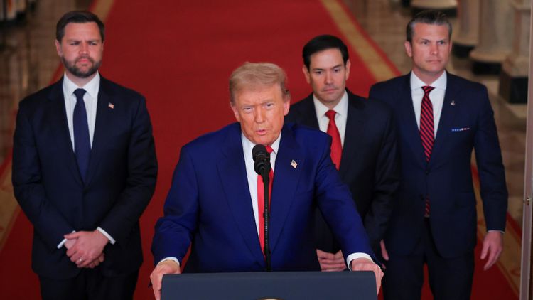 الرئيس الأمريكي دونالد ترامب يُقدّم تقريرًا عن الهجوم الأمريكي على إيران. خلفه: نائب الرئيس جيه. دي. فانس، ووزير الخارجية ماركو روبيو، ووزير الدفاع بيت هاسيغاوا، 22 يونيو 2025