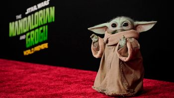 Grogu arrive à l'avant-première de Star Wars : The Mandalorian and Grogu au TCL Chinese Theatre de Los Angeles.