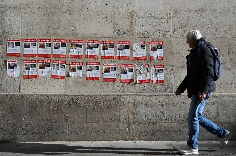 Des portraits des otages kidnappés par le Hamas, dans le centre de Paris