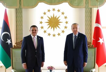 الرئيس التركي رجب طيب أردوغان، على اليسار، ورئيس الوزراء عبد الحميد دبيبة من الحكومة الليبية المعترف بها دوليًا، يلتقطان الصور قبل اجتماعهما في إسطنبول، السبت 7 أغسطس 2021.