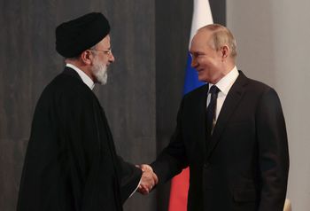 Le président russe Vladimir Poutine rencontre son homologue iranien Ebrahim Raisi