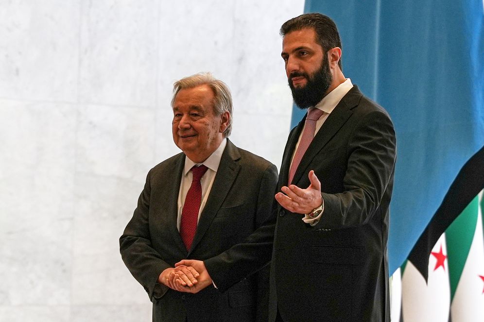 AP Photo/Omar Albam الرئيس السوري أحمد الشرع، على اليمين، يستقبل الأمين العام للأمم المتحدة أنطونيو غوتيريش في القصر الرئاسي السوري في دمشق، سوريا، السبت 25 يوليو/تموز 2026