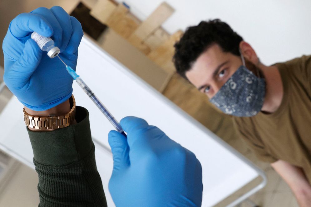 Un employé des services de santé Maccabi administre une dose de vaccin Pfizer-BioNtech à un homme le 24 février 2021 à Tel Aviv