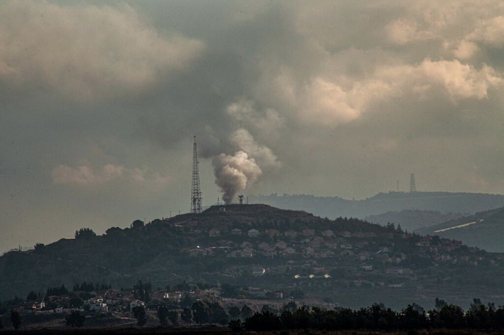 دخان بعد إطلاق صاروخ حزب الله على موقع عسكري للجيش الإسرائيلي في المطلة، على الحدود الإسرائيلية اللبنانية، 17 نوفمبر، 2023.
