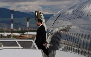 AP Photo/Julia Demaree Nikhinson, Pool Marco Rubio, secrétaire d’État des États-Unis, descend de son avion à l’aéroport international Zvartnots à Yerevan, le 26 mai 2026.