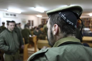 Des soldats israéliens de l'unité 'Nahal Haredi' de Tsahal vus à la base militaire de Peles, dans le nord de la vallée du Jourdain.