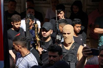 مسلحون فلسطينيون يشاركون في تشييع جنازة سائد مشة (32 عاما) ووسيم الأعرج (19 عاما) ، اللذين قتلا في مداهمة للجيش الإسرائيلي على مخيم بلاطة للاجئين في الضفة الغربية  ، في 13