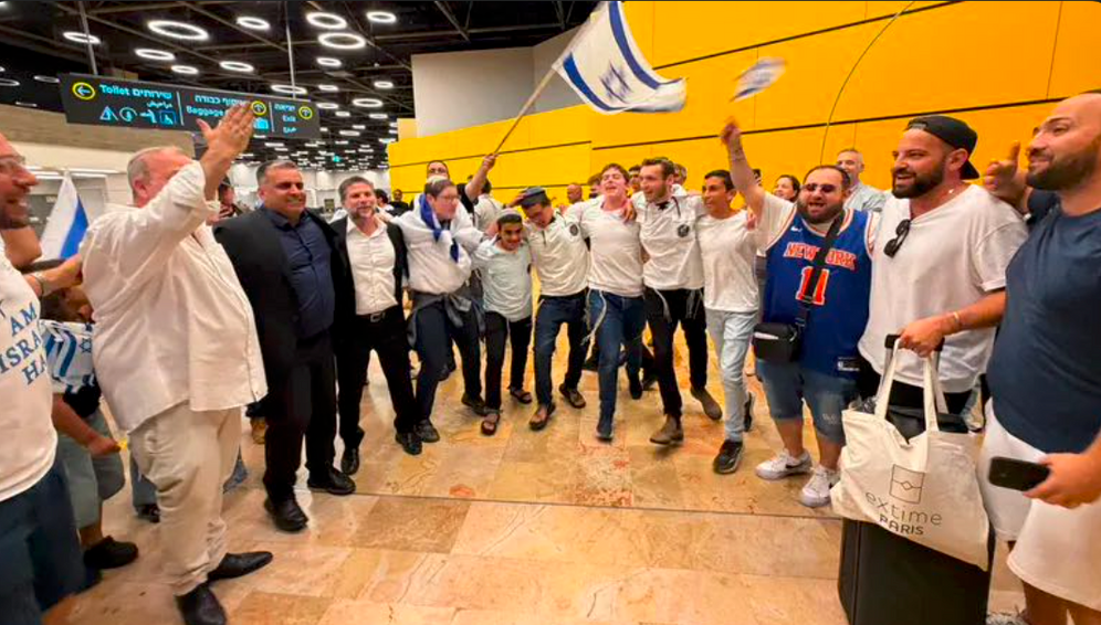 Quelque 230 nouveaux immigrants venus de France ont atterri lundi en Israël à bord de quatre vols, dans le cadre de l’opération d’aliyah de l’été 2026.
