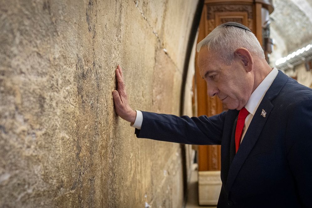 Israeli Prime Minister and Likud party chairman Benjamin Netanyahu and his wife Sara Netanyahu visit the Western Wall in Jerusalem’s Old City, one day ahead of Israel’s general elections, October 26, 2026. 