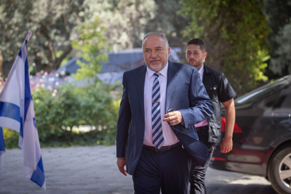 Le ministre israélien des Finances Avigdor Lieberman arrive à la résidence du président à Jérusalem, le 14 juin 2021.