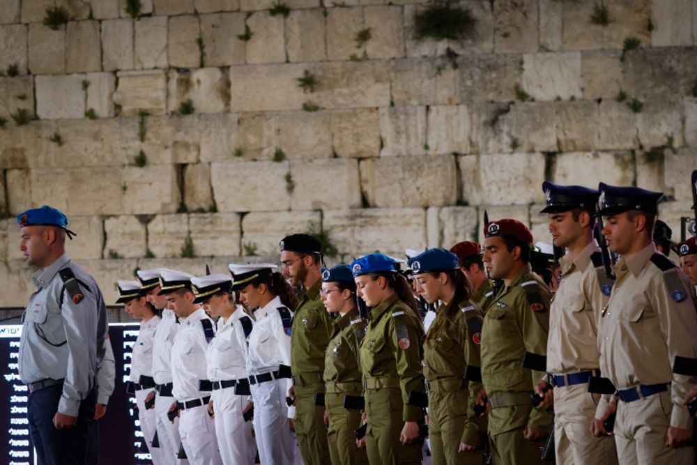 Israeli soldiers stand still during a ceremony marking Remembrance Day for Israel's fallen soldiers and victims of terror, at the Western Wall in Jerusalem's Old City, on May 3, 2022.