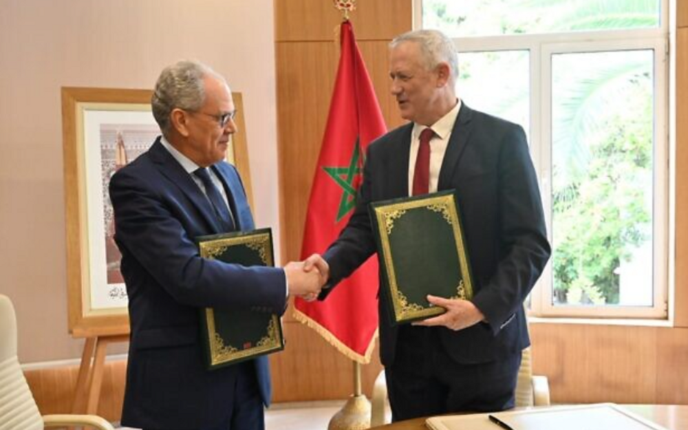 Le ministre de la Défense Benny Gantz, à droite, serre la main de son homologue marocain Abdellatif Loudiyi, après la signature d'un accord entre les deux pays au ministère marocain de la Défense à Rabat le 24 novembre 2021.