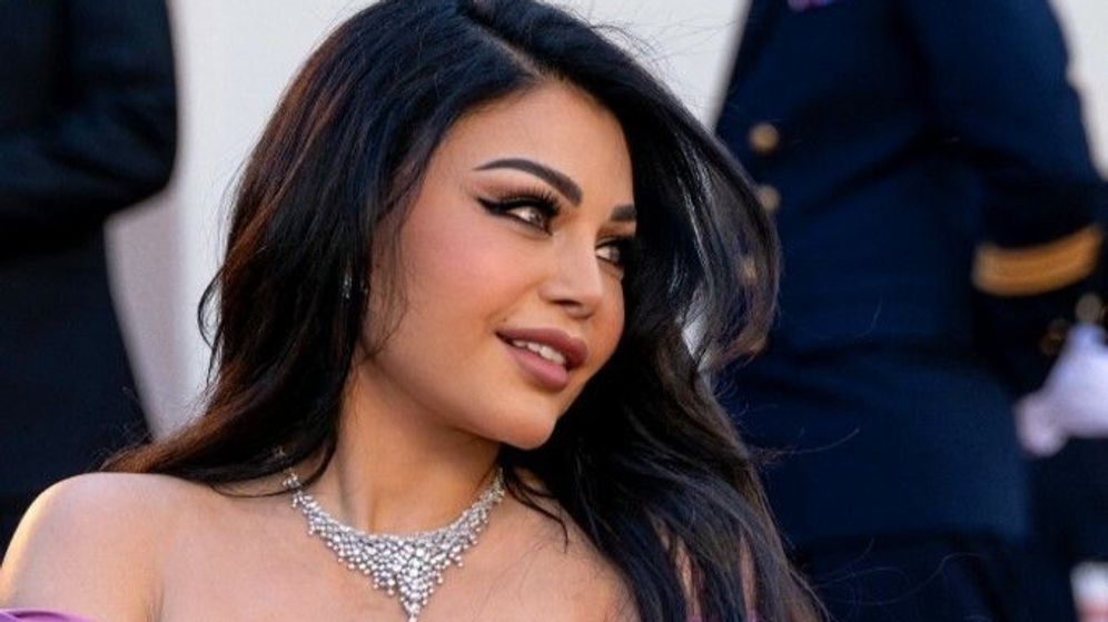 المطربة اللبنانية هيفاء وهبي تسير على السجادة الحمراء أثناء حضورها عرض فيلم "Le Comte de Monte Cristo" ضمن مهرجان كان السينمائي الدولي السابع والسبعين، في مدينة كان الفرنسية، في 22 مايو 2024.