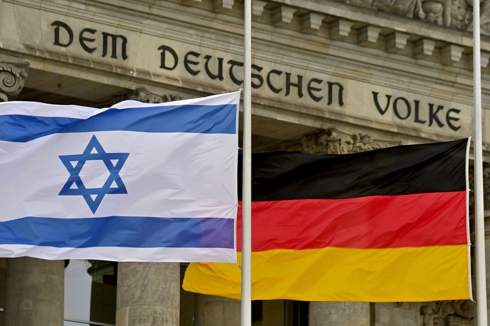 Les drapeaux israélien et allemand sont en berne devant le bâtiment du Reichstag à Berlin, le 27 janvier 2022.