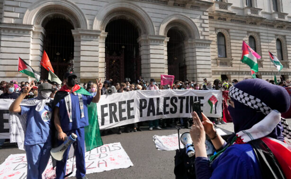 Des travailleurs et des syndicalistes de Workers for a Free Palestine bloquent le Foreign, Commonwealth and Development Office (FCDO) dans le centre de Londres, mercredi 24 juillet 2024.