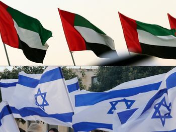 Combinaison de photos créée le 13 août 2020 à partir d'un cliché du 23 décembre 2017 montrant des drapeaux nationaux émiratis et d'un autre du 21 mai 2020, montrant des drapeaux nationaux israéliens