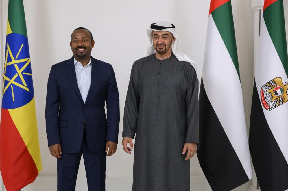 الرئيس الإماراتي الشيخ محمد بن زايد آل نهيان (يمين) يستقبل رئيس الوزراء الإثيوبي أبي أحمد في قصر الشاطئ في العاصمة الإماراتية أبو ظبي ، في 17 يناير 2023.