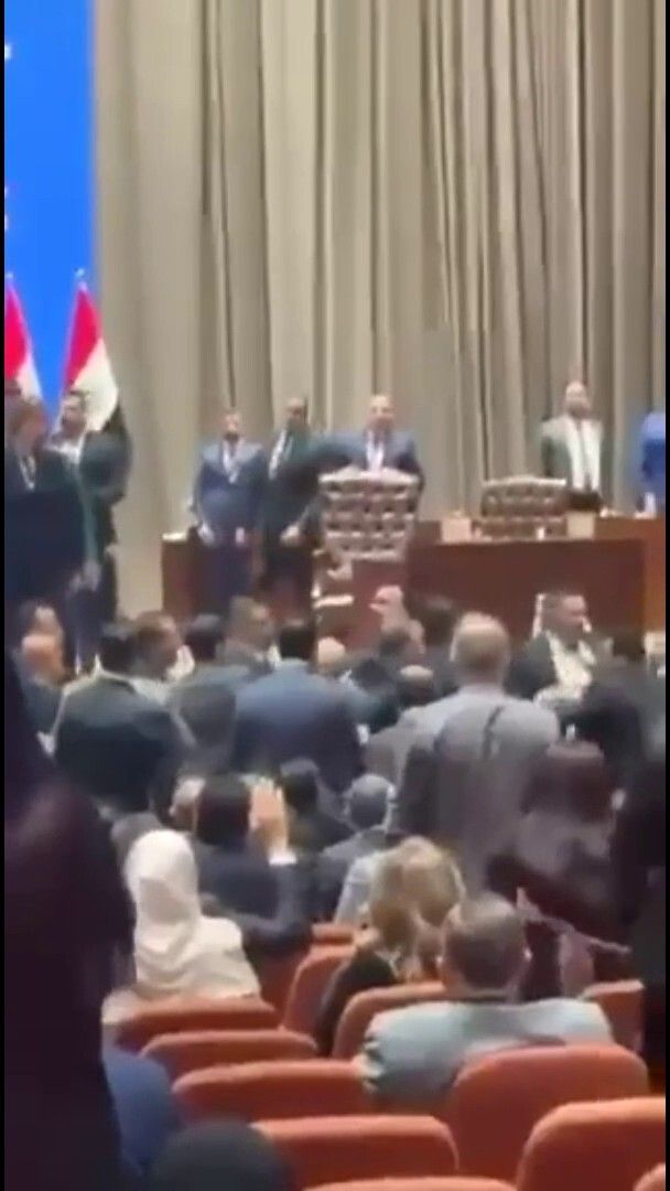شجار داخل البرلمان العراقي أثناء التصويت على حكومة علي الزيدي