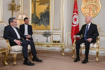 الرئيس التونسي قيس سعيد (يمين) يلتقي بوزير الخارجية الإيراني عباس عراقجي (يسار) في القصر الرئاسي بقرطاج على مشارف العاصمة تونس في 10 سبتمبر 2025.