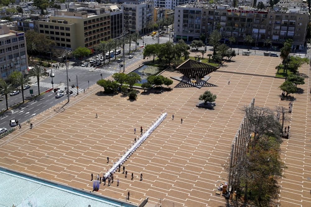 Illustration / Une photo prise le 7 avril 2020 montre des chaises installées, par des travailleurs indépendants israéliens, sur la place Rabin dans la ville méditerranéenne israélienne de Tel Aviv