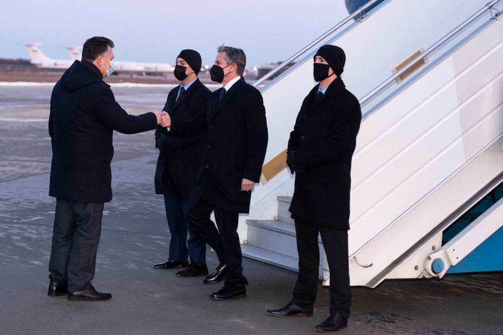 Le secrétaire d'État américain Antony Blinken accueilli par le vice-ministre ukrainien des Affaires étrangères Dmytro Senik à son arrivée à l'aéroport international de Boryspil, le 19 janvier 2022, à Kiev, en Ukraine