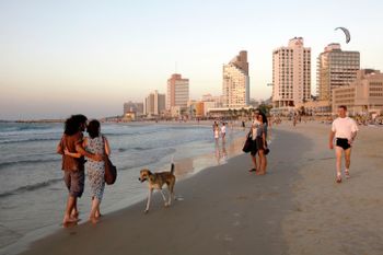 De jeunes Israéliens profitent de la plage à Tel Aviv
