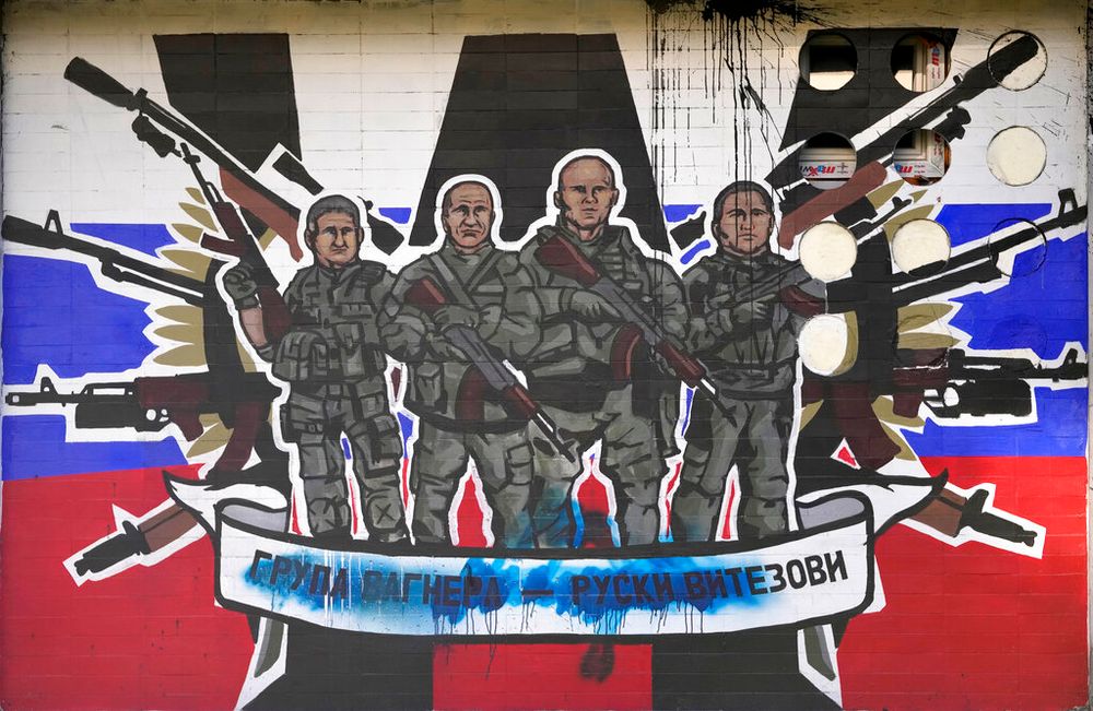 Une peinture murale représentant des mercenaires du Groupe Wagner de Russie, sur laquelle on peut lire : "Groupe Wagner - Chevaliers russes"